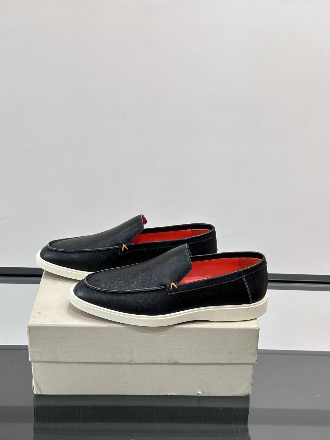 Satori 圣东尼男士休闲乐福鞋，这款休乐福鞋以驾车鞋为灵感，采用超柔软透气的头层牛皮革打造，无衬里设