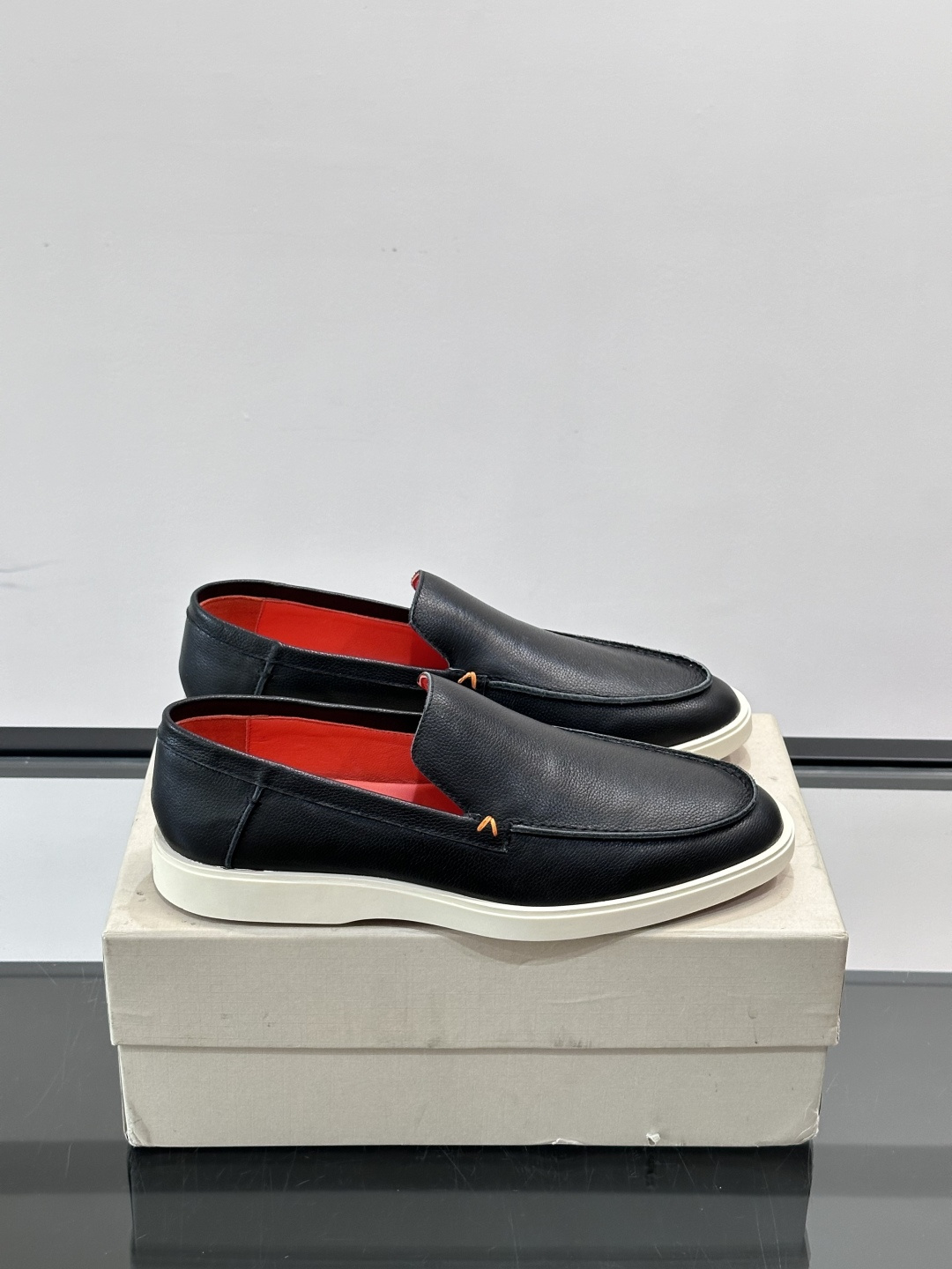 Satori 圣东尼男士休闲乐福鞋，这款休乐福鞋以驾车鞋为灵感，采用超柔软透气的头层牛皮革打造，无衬里设