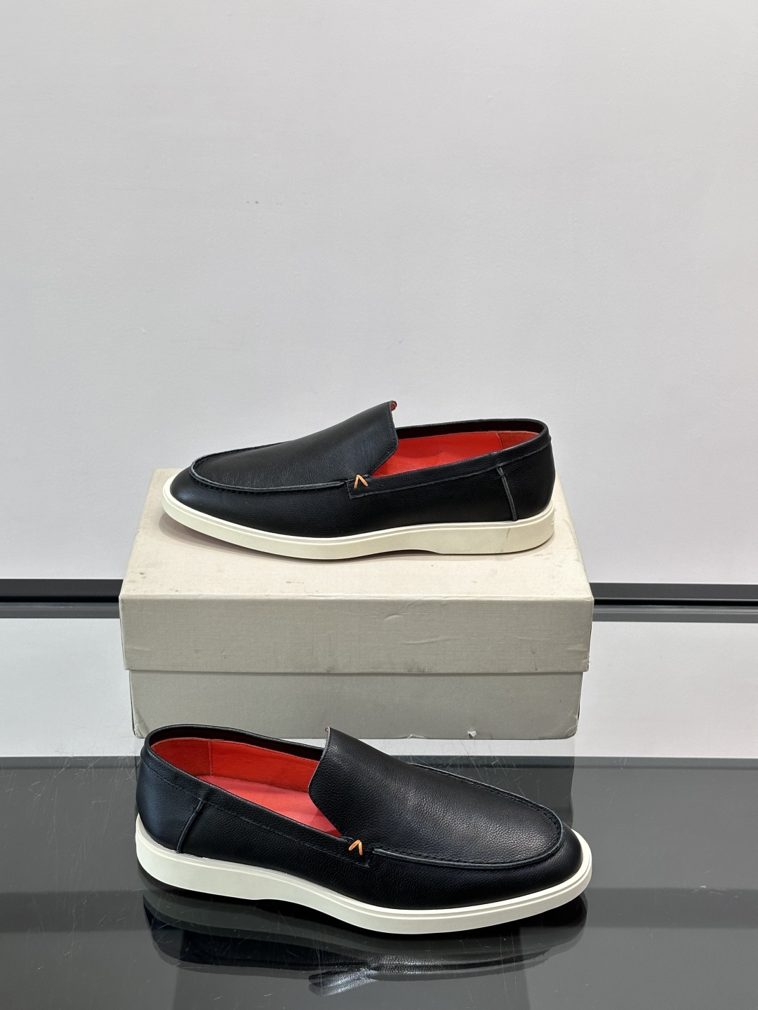 Satori 圣东尼男士休闲乐福鞋，这款休乐福鞋以驾车鞋为灵感，采用超柔软透气的头层牛皮革打造，无衬里设