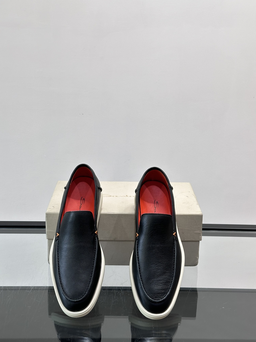 Satori 圣东尼男士休闲乐福鞋，这款休乐福鞋以驾车鞋为灵感，采用超柔软透气的头层牛皮革打造，无衬里设