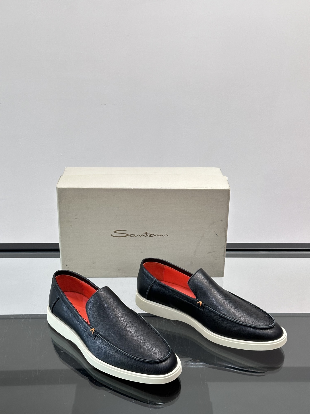 Satori 圣东尼男士休闲乐福鞋，这款休乐福鞋以驾车鞋为灵感，采用超柔软透气的头层牛皮革打造，无衬里设