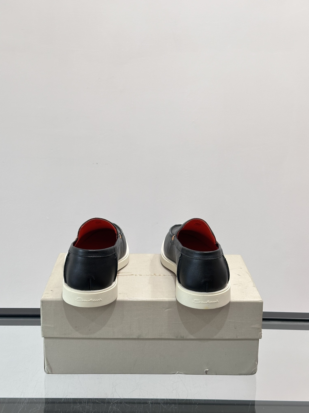 Satori 圣东尼男士休闲乐福鞋，这款休乐福鞋以驾车鞋为灵感，采用超柔软透气的头层牛皮革打造，无衬里设