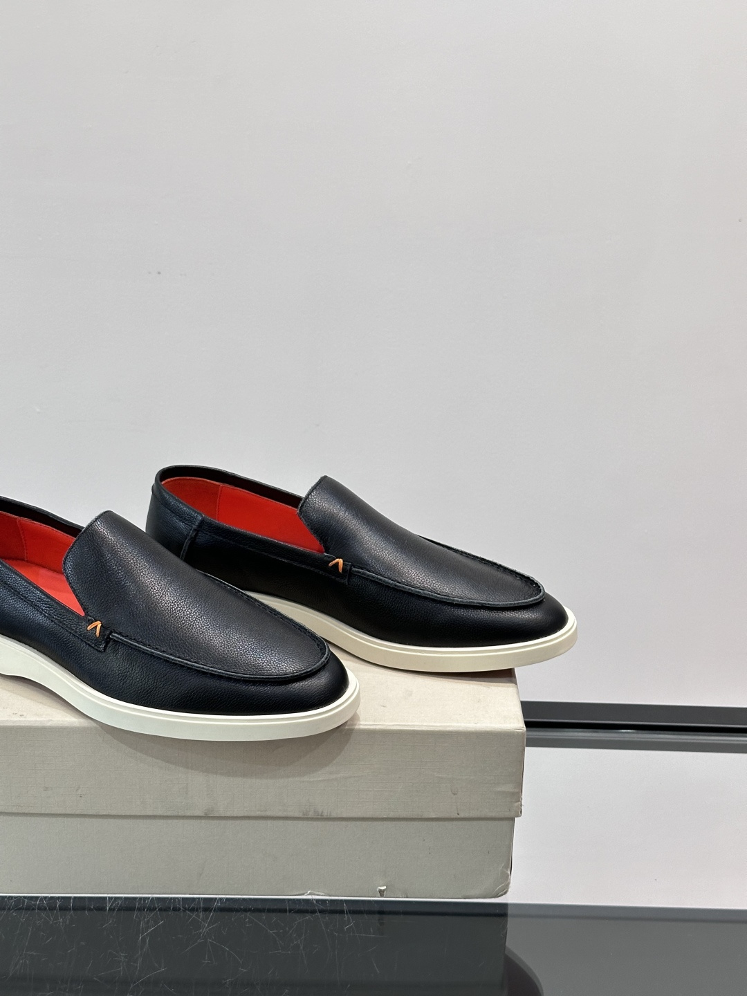 Satori 圣东尼男士休闲乐福鞋，这款休乐福鞋以驾车鞋为灵感，采用超柔软透气的头层牛皮革打造，无衬里设