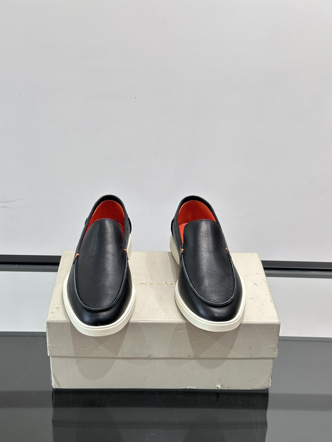 Satori 圣东尼男士休闲乐福鞋，这款休乐福鞋以驾车鞋为灵感，采用超柔软透气的头层牛皮革打造，无衬里设