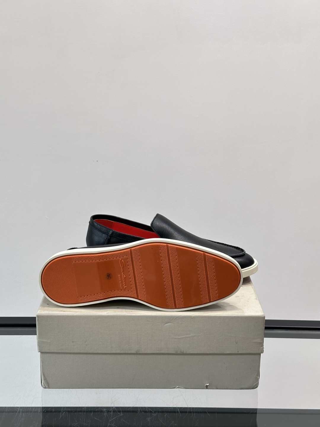 Satori 圣东尼男士休闲乐福鞋，这款休乐福鞋以驾车鞋为灵感，采用超柔软透气的头层牛皮革打造，无衬里设