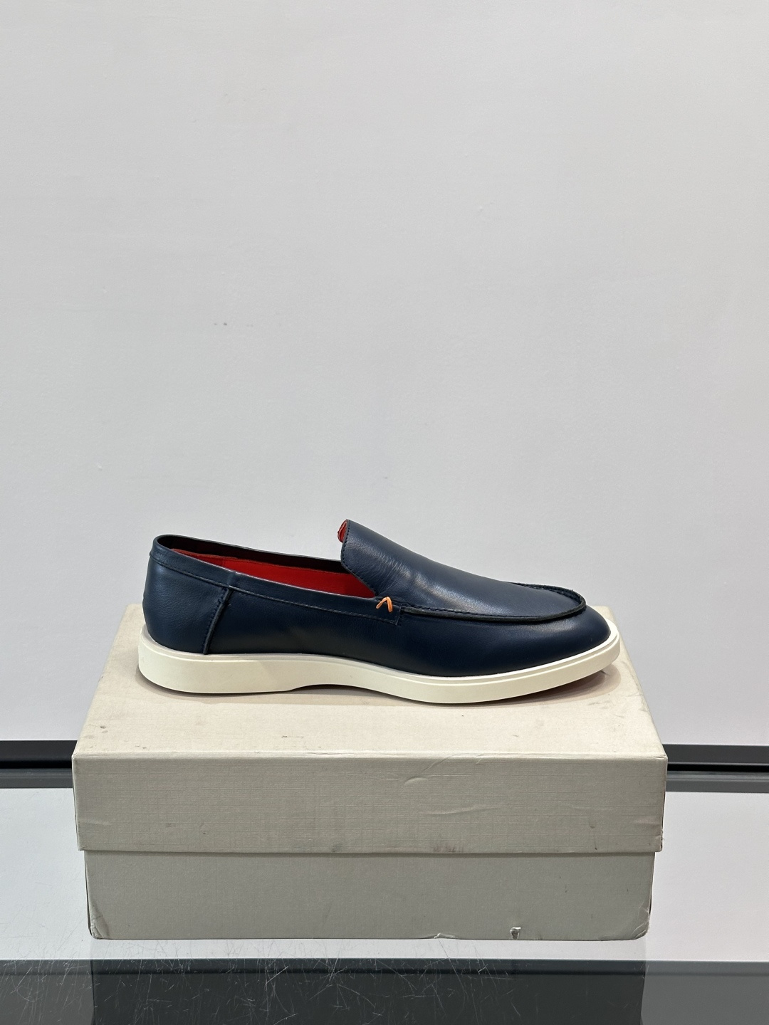 Satori 圣东尼男士休闲乐福鞋，这款休乐福鞋以驾车鞋为灵感，采用超柔软透气的头层牛皮革打造，无衬里设