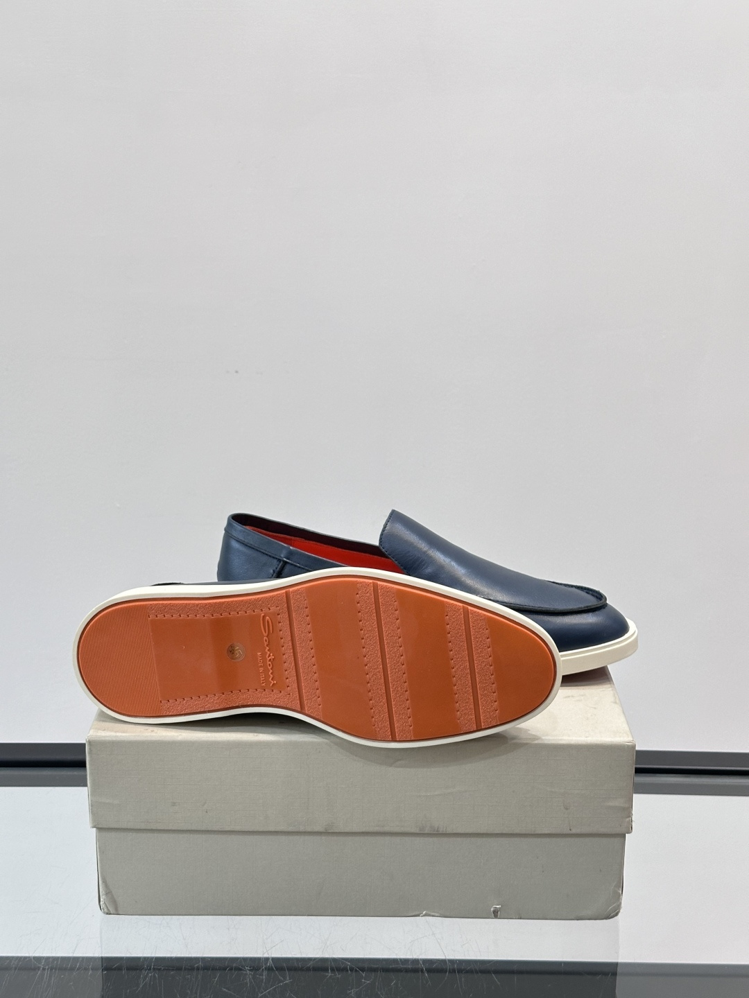 Satori 圣东尼男士休闲乐福鞋，这款休乐福鞋以驾车鞋为灵感，采用超柔软透气的头层牛皮革打造，无衬里设