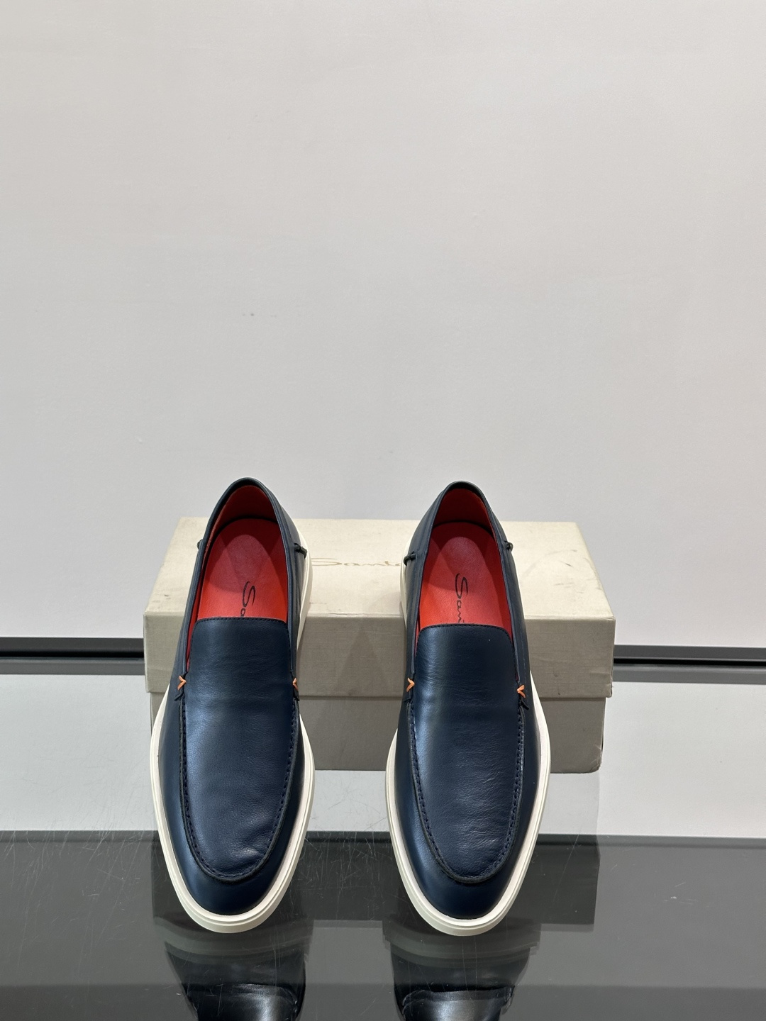 Satori 圣东尼男士休闲乐福鞋，这款休乐福鞋以驾车鞋为灵感，采用超柔软透气的头层牛皮革打造，无衬里设