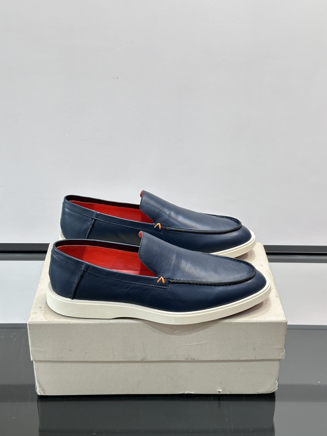 Satori 圣东尼男士休闲乐福鞋，这款休乐福鞋以驾车鞋为灵感，采用超柔软透气的头层牛皮革打造，无衬里设