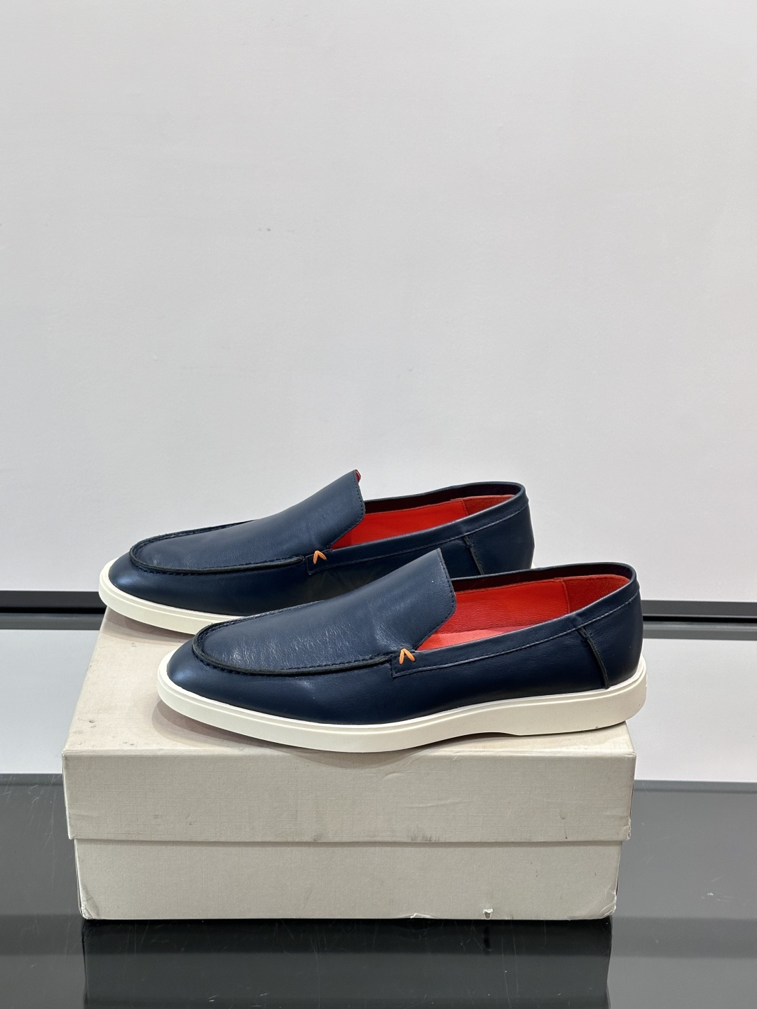 Satori 圣东尼男士休闲乐福鞋，这款休乐福鞋以驾车鞋为灵感，采用超柔软透气的头层牛皮革打造，无衬里设