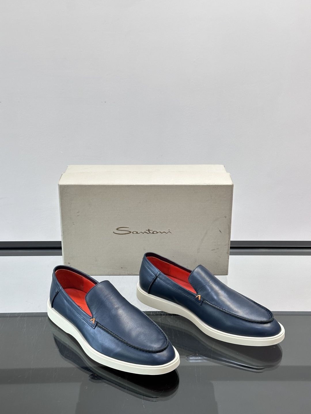 Satori 圣东尼男士休闲乐福鞋，这款休乐福鞋以驾车鞋为灵感，采用超柔软透气的头层牛皮革打造，无衬里设