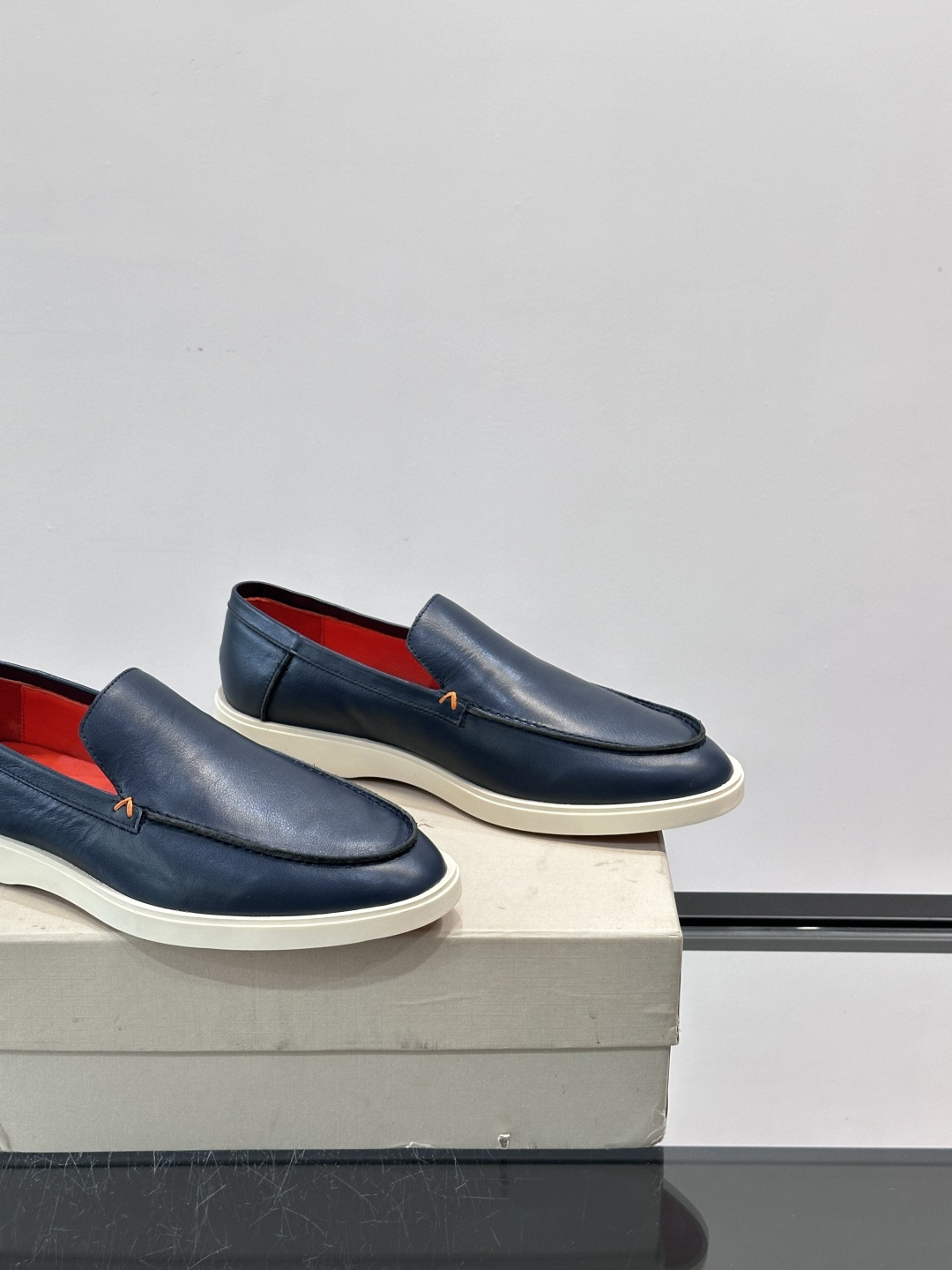 Satori 圣东尼男士休闲乐福鞋，这款休乐福鞋以驾车鞋为灵感，采用超柔软透气的头层牛皮革打造，无衬里设