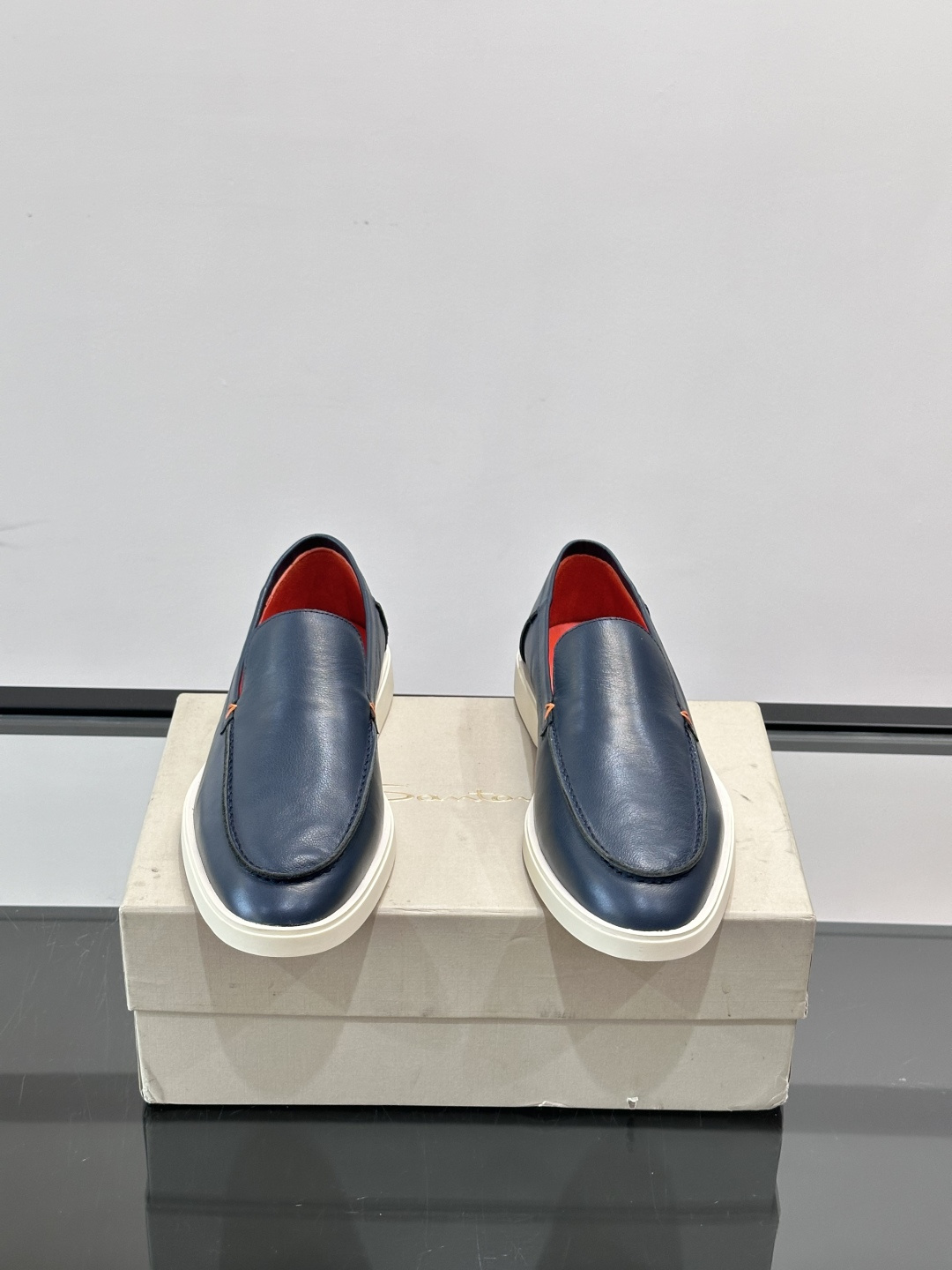 Satori 圣东尼男士休闲乐福鞋，这款休乐福鞋以驾车鞋为灵感，采用超柔软透气的头层牛皮革打造，无衬里设