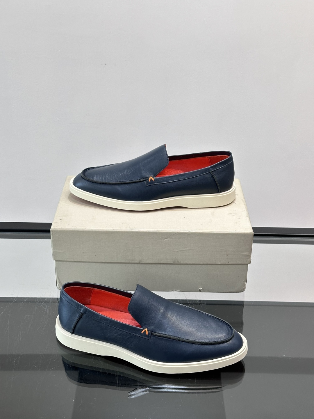 Satori 圣东尼男士休闲乐福鞋，这款休乐福鞋以驾车鞋为灵感，采用超柔软透气的头层牛皮革打造，无衬里设