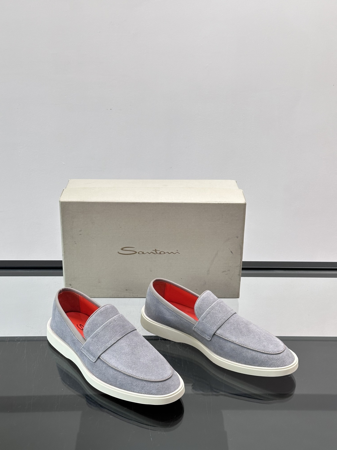 Satori 圣东尼男士休闲乐福鞋，这款休乐福鞋以驾车鞋为灵感，采用超柔软透气的头层牛皮革打造，无衬里设