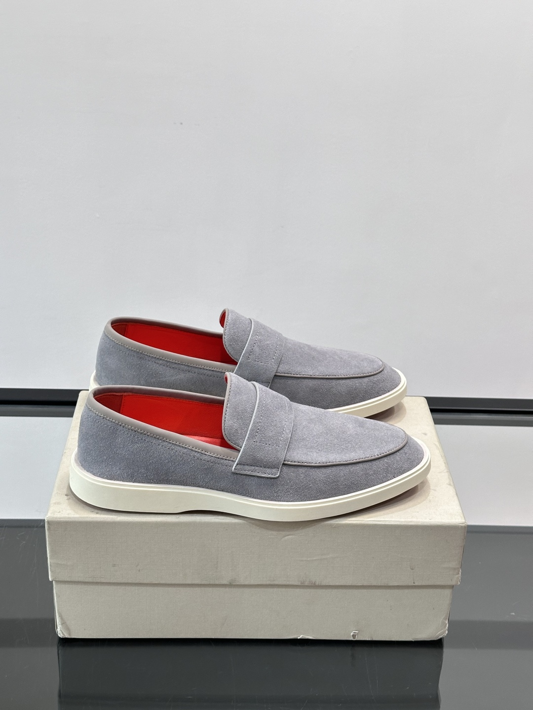 Satori 圣东尼男士休闲乐福鞋，这款休乐福鞋以驾车鞋为灵感，采用超柔软透气的头层牛皮革打造，无衬里设