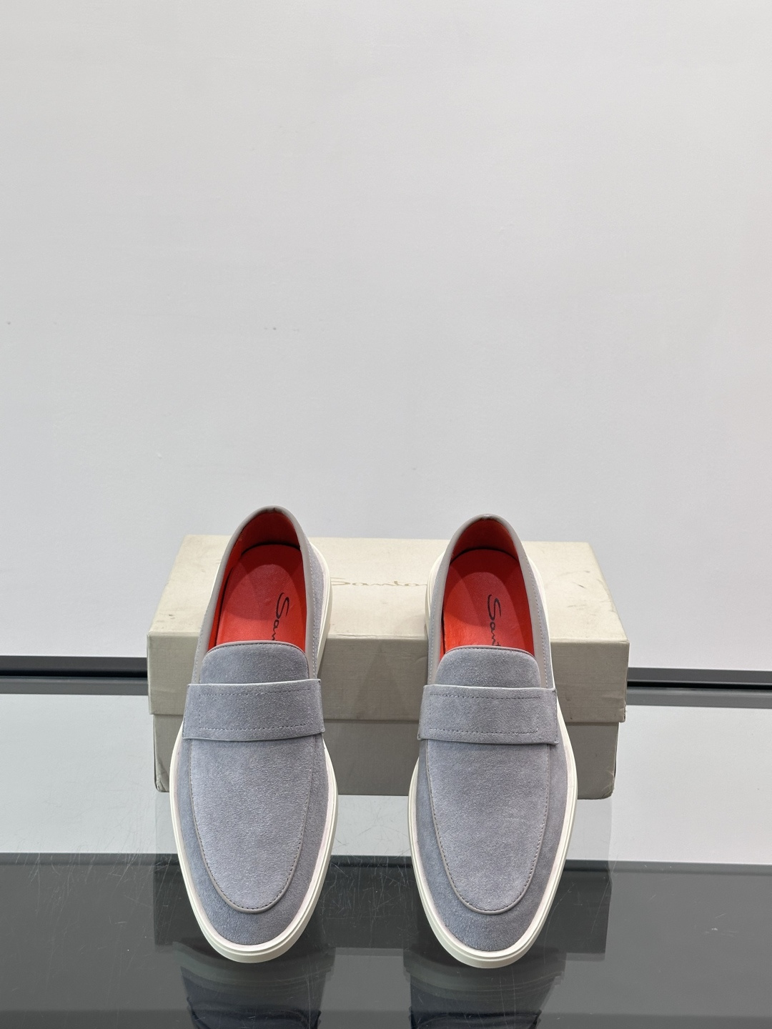 Satori 圣东尼男士休闲乐福鞋，这款休乐福鞋以驾车鞋为灵感，采用超柔软透气的头层牛皮革打造，无衬里设