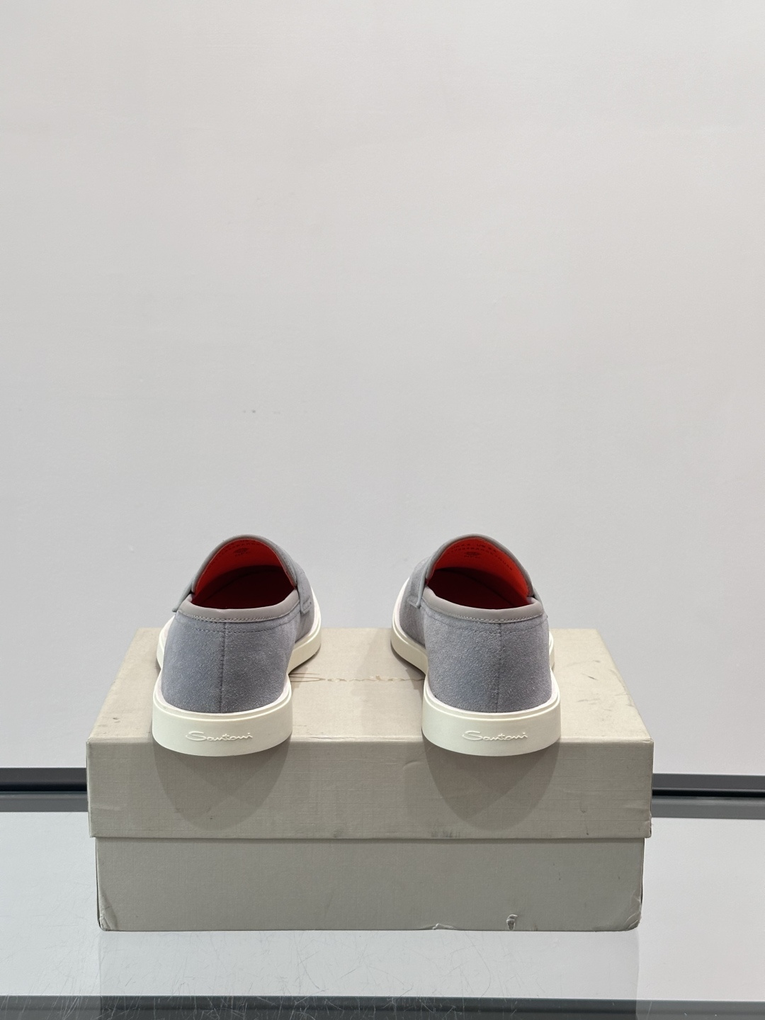 Satori 圣东尼男士休闲乐福鞋，这款休乐福鞋以驾车鞋为灵感，采用超柔软透气的头层牛皮革打造，无衬里设