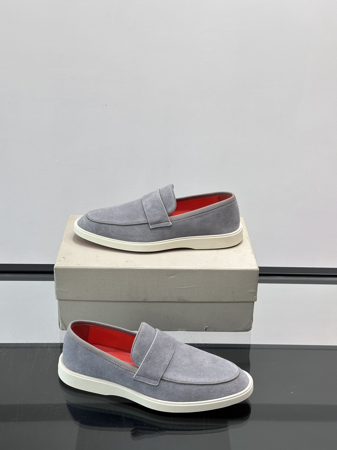 Satori 圣东尼男士休闲乐福鞋，这款休乐福鞋以驾车鞋为灵感，采用超柔软透气的头层牛皮革打造，无衬里设