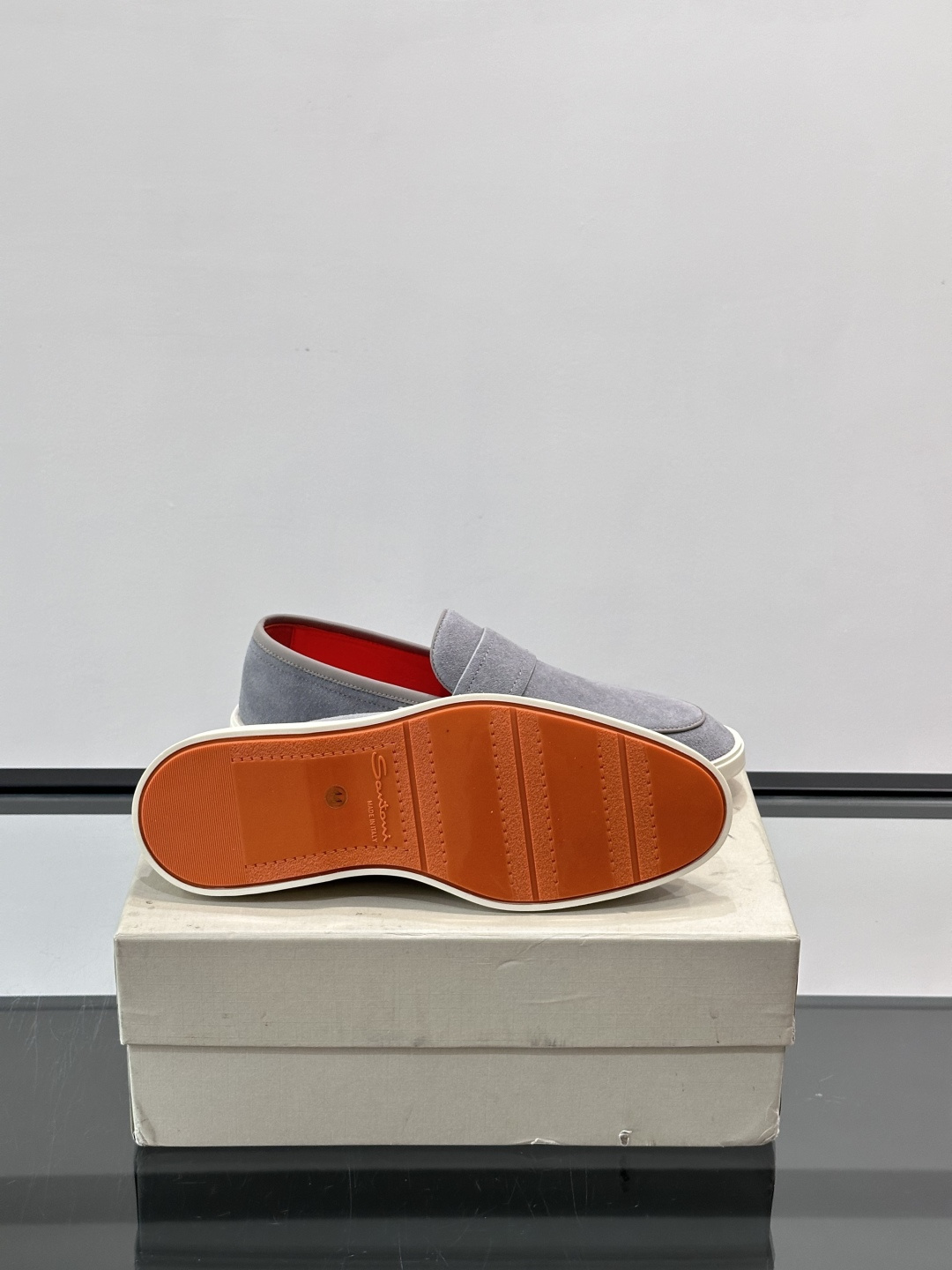 Satori 圣东尼男士休闲乐福鞋，这款休乐福鞋以驾车鞋为灵感，采用超柔软透气的头层牛皮革打造，无衬里设