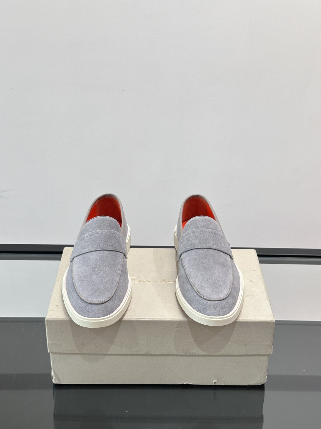 Satori 圣东尼男士休闲乐福鞋，这款休乐福鞋以驾车鞋为灵感，采用超柔软透气的头层牛皮革打造，无衬里设