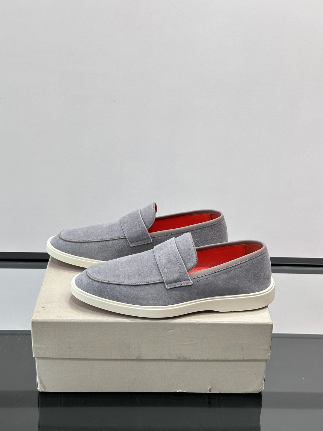 Satori 圣东尼男士休闲乐福鞋，这款休乐福鞋以驾车鞋为灵感，采用超柔软透气的头层牛皮革打造，无衬里设