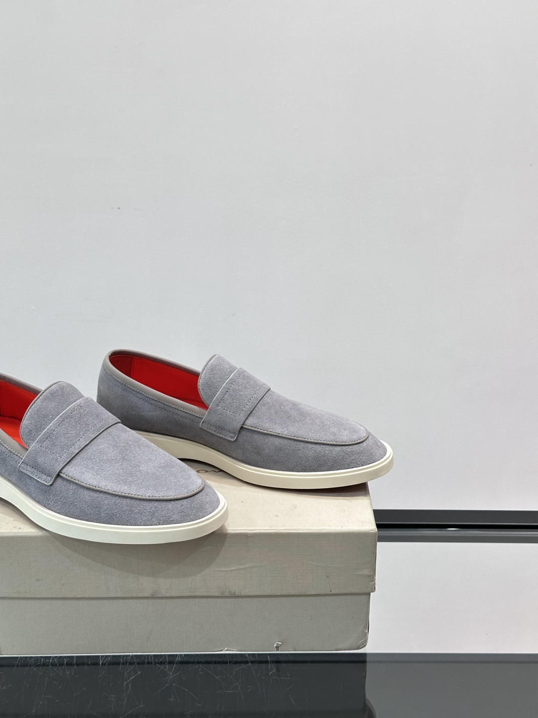 Satori 圣东尼男士休闲乐福鞋，这款休乐福鞋以驾车鞋为灵感，采用超柔软透气的头层牛皮革打造，无衬里设