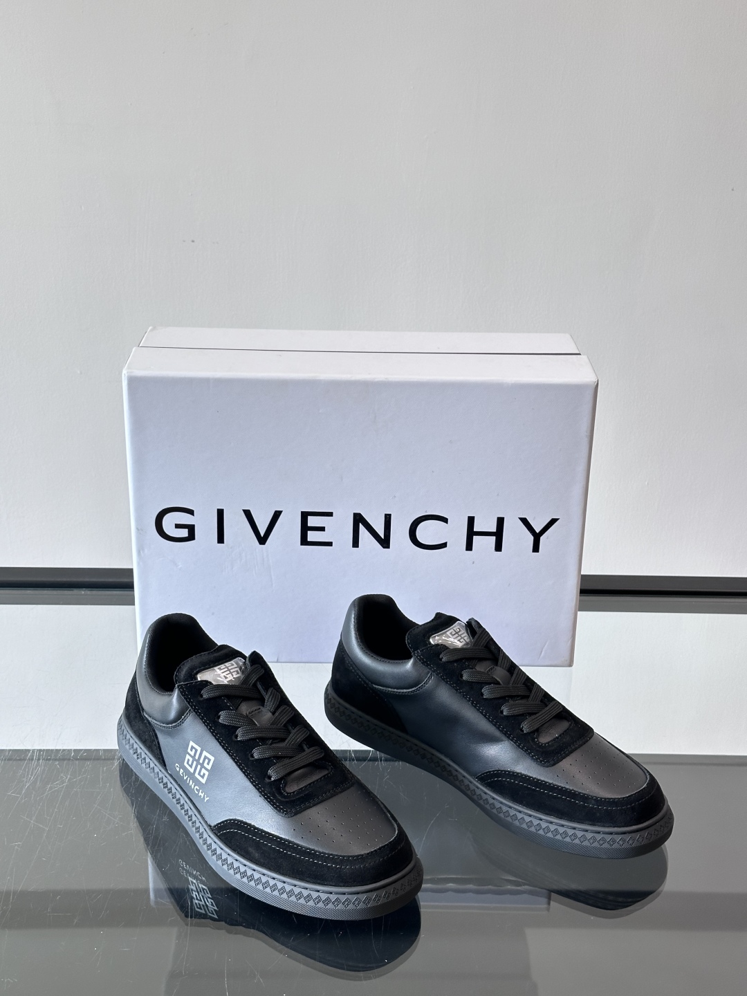 Gv *y～全新GIV 1男士低帮休闲板鞋，进口头层牛皮面料，透气舒适，舌压印4G LOGO刺绣，上脚效