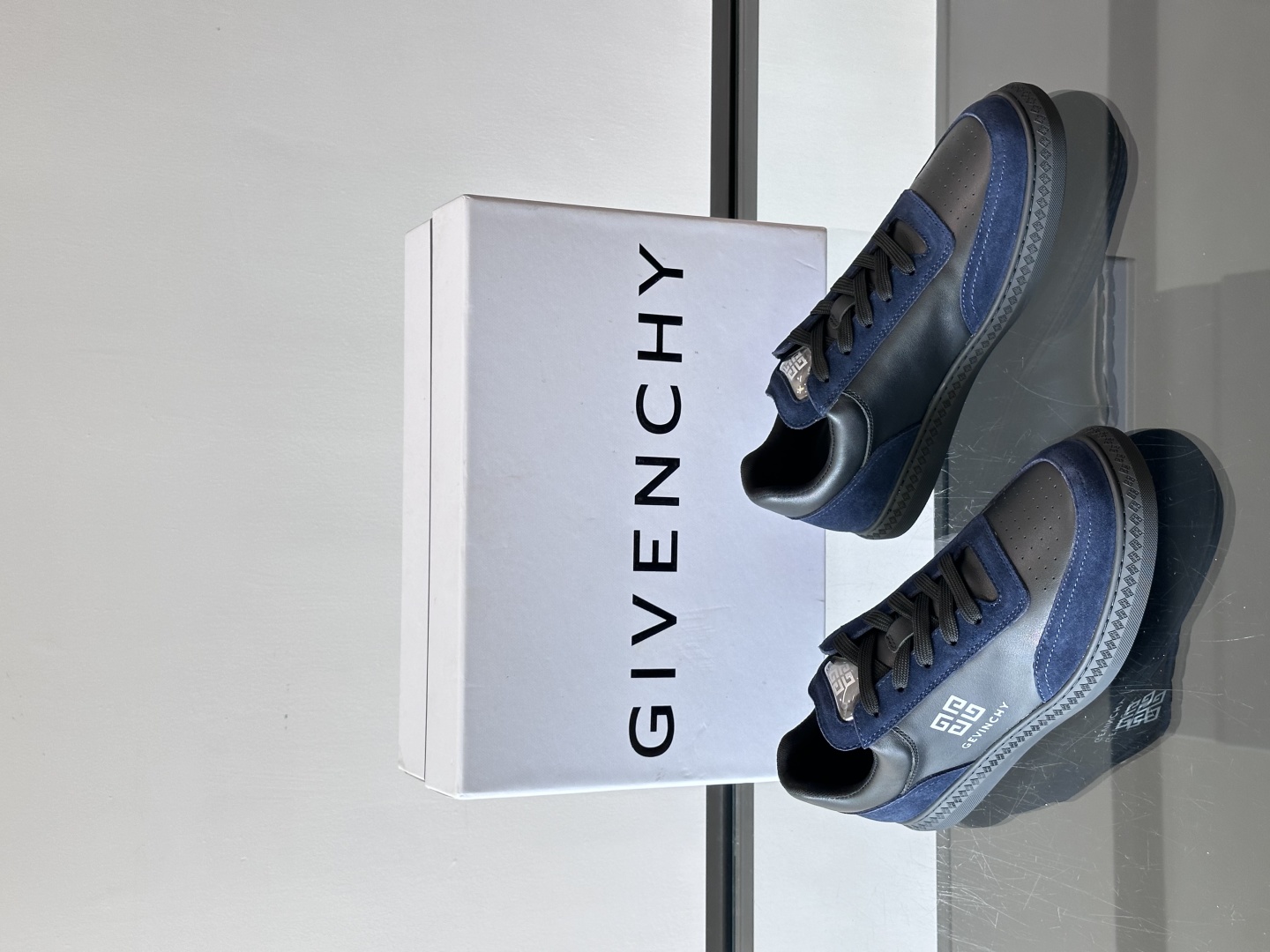 Gv *y～全新GIV 1男士低帮休闲板鞋，进口头层牛皮面料，透气舒适，舌压印4G LOGO刺绣，上脚效