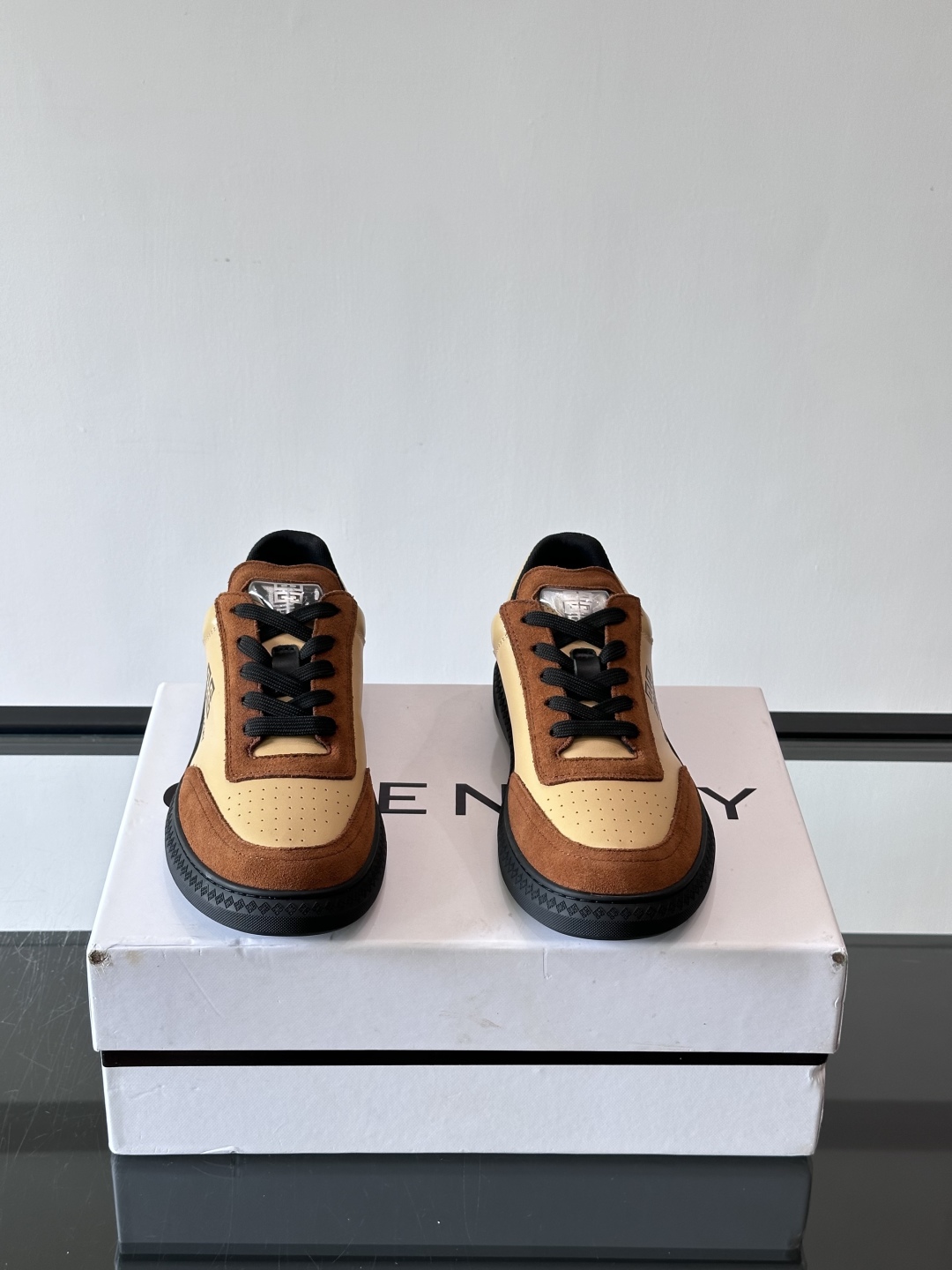 Gv *y～全新GIV 1男士低帮休闲板鞋，进口头层牛皮面料，透气舒适，舌压印4G LOGO刺绣，上脚效