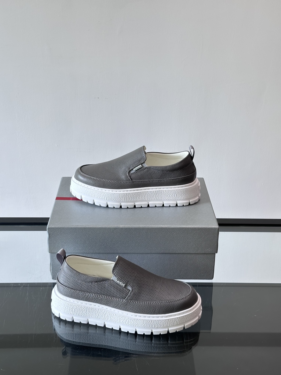 Prada/普拉达 男士新款一脚蹬懒人休闲鞋👟这款运动鞋采用光滑小牛皮革和摔纹牛皮拼接鞋面，一脚蹬乐福鞋