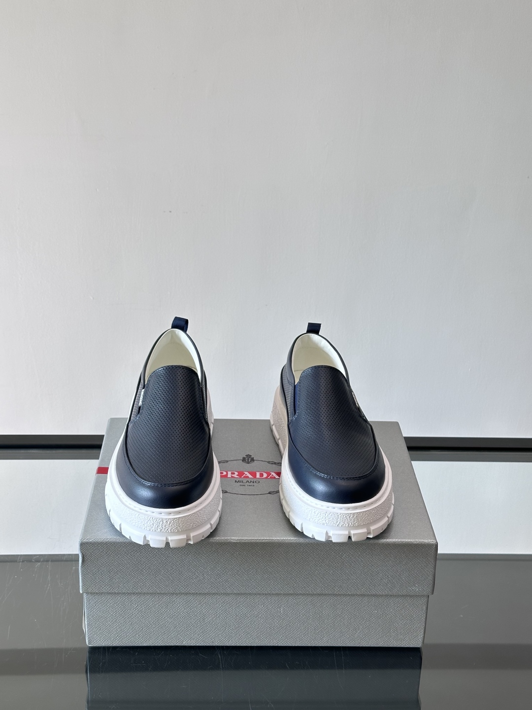 Prada/普拉达 男士新款一脚蹬懒人休闲鞋👟这款运动鞋采用光滑小牛皮革和摔纹牛皮拼接鞋面，一脚蹬乐福鞋
