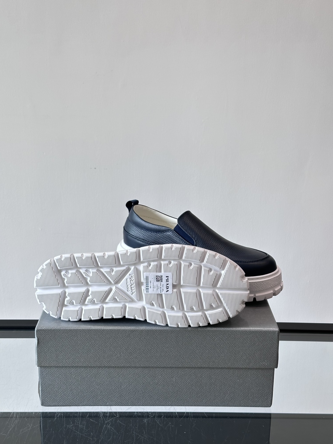 Prada/普拉达 男士新款一脚蹬懒人休闲鞋👟这款运动鞋采用光滑小牛皮革和摔纹牛皮拼接鞋面，一脚蹬乐福鞋