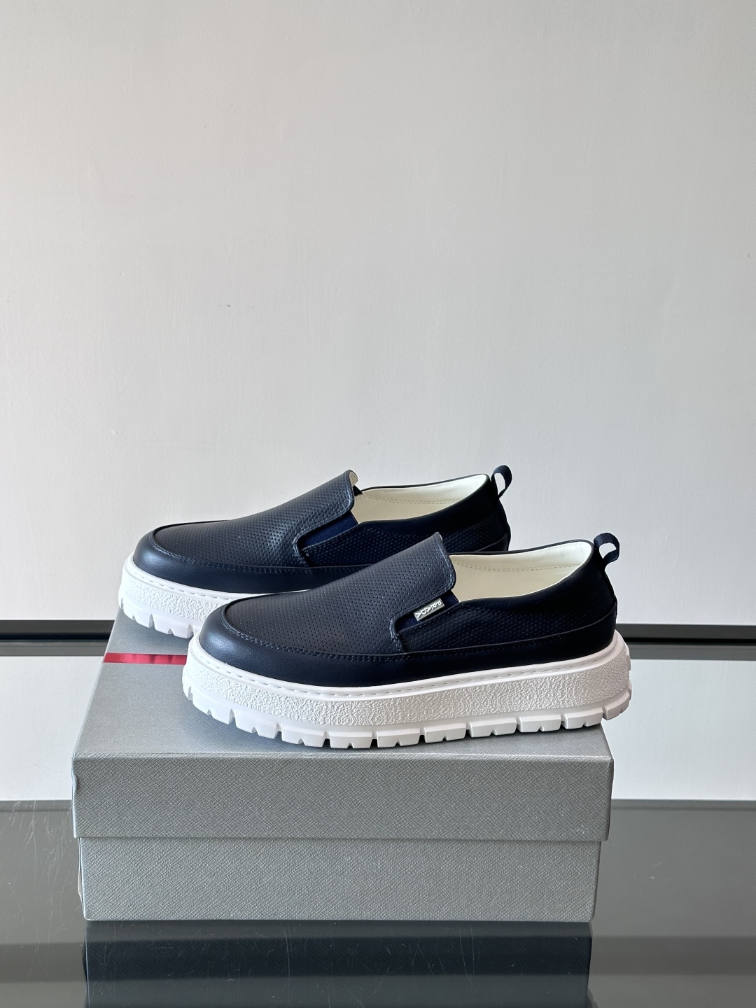 Prada/普拉达 男士新款一脚蹬懒人休闲鞋👟这款运动鞋采用光滑小牛皮革和摔纹牛皮拼接鞋面，一脚蹬乐福鞋
