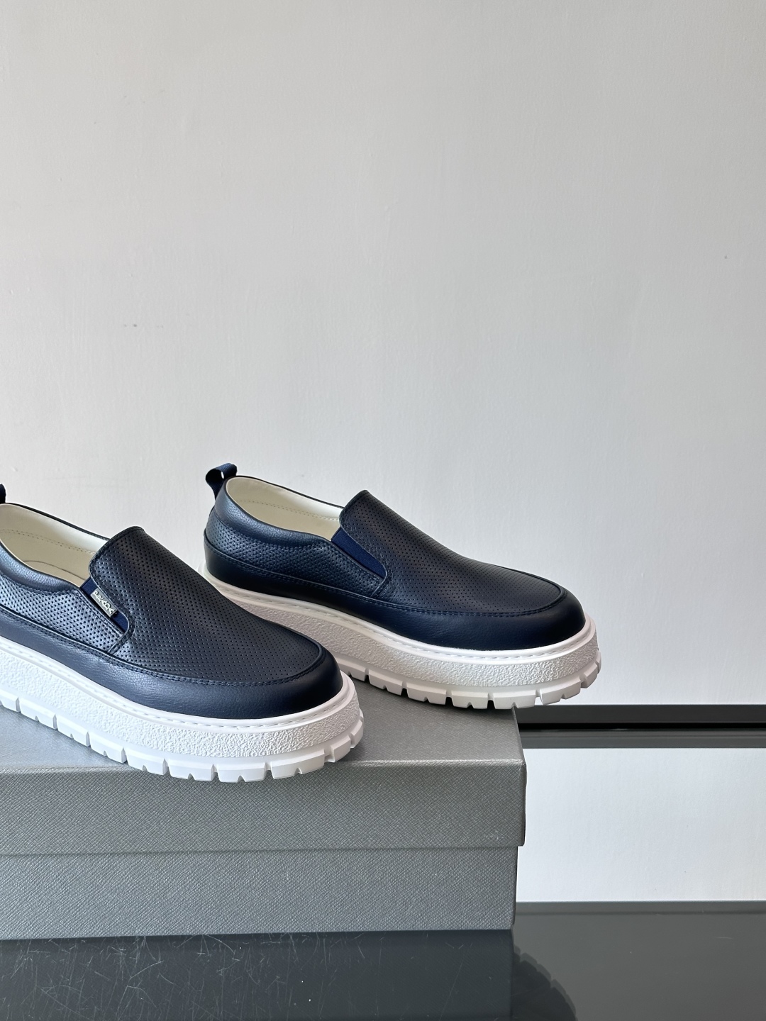 Prada/普拉达 男士新款一脚蹬懒人休闲鞋👟这款运动鞋采用光滑小牛皮革和摔纹牛皮拼接鞋面，一脚蹬乐福鞋