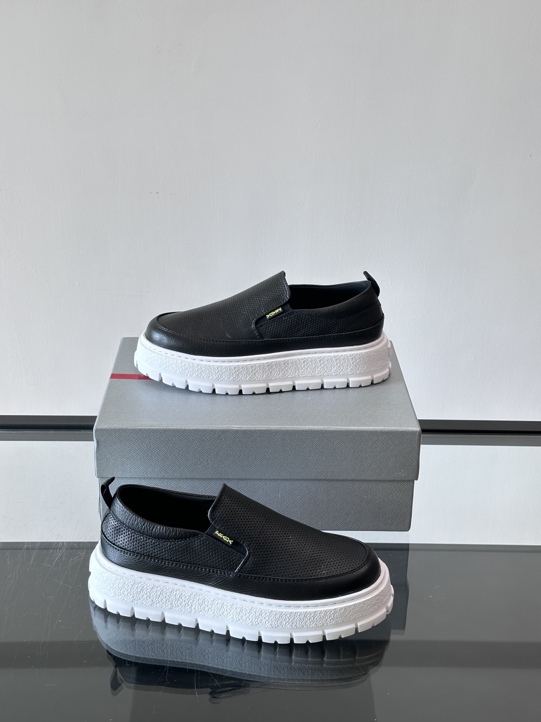 Prada/普拉达 男士新款一脚蹬懒人休闲鞋👟这款运动鞋采用光滑小牛皮革和摔纹牛皮拼接鞋面，一脚蹬乐福鞋