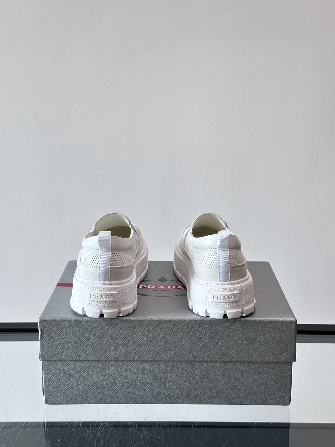 Prada/普拉达 男士新款一脚蹬懒人休闲鞋👟这款运动鞋采用光滑小牛皮革和摔纹牛皮拼接鞋面，一脚蹬乐福鞋