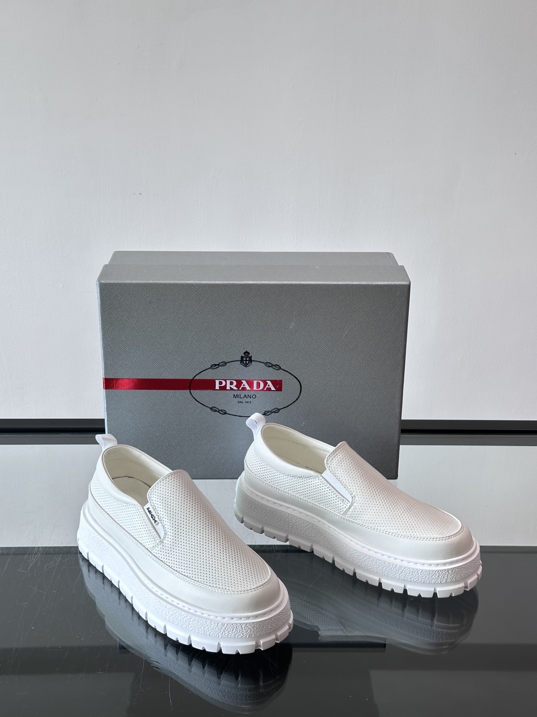 Prada/普拉达 男士新款一脚蹬懒人休闲鞋👟这款运动鞋采用光滑小牛皮革和摔纹牛皮拼接鞋面，一脚蹬乐福鞋