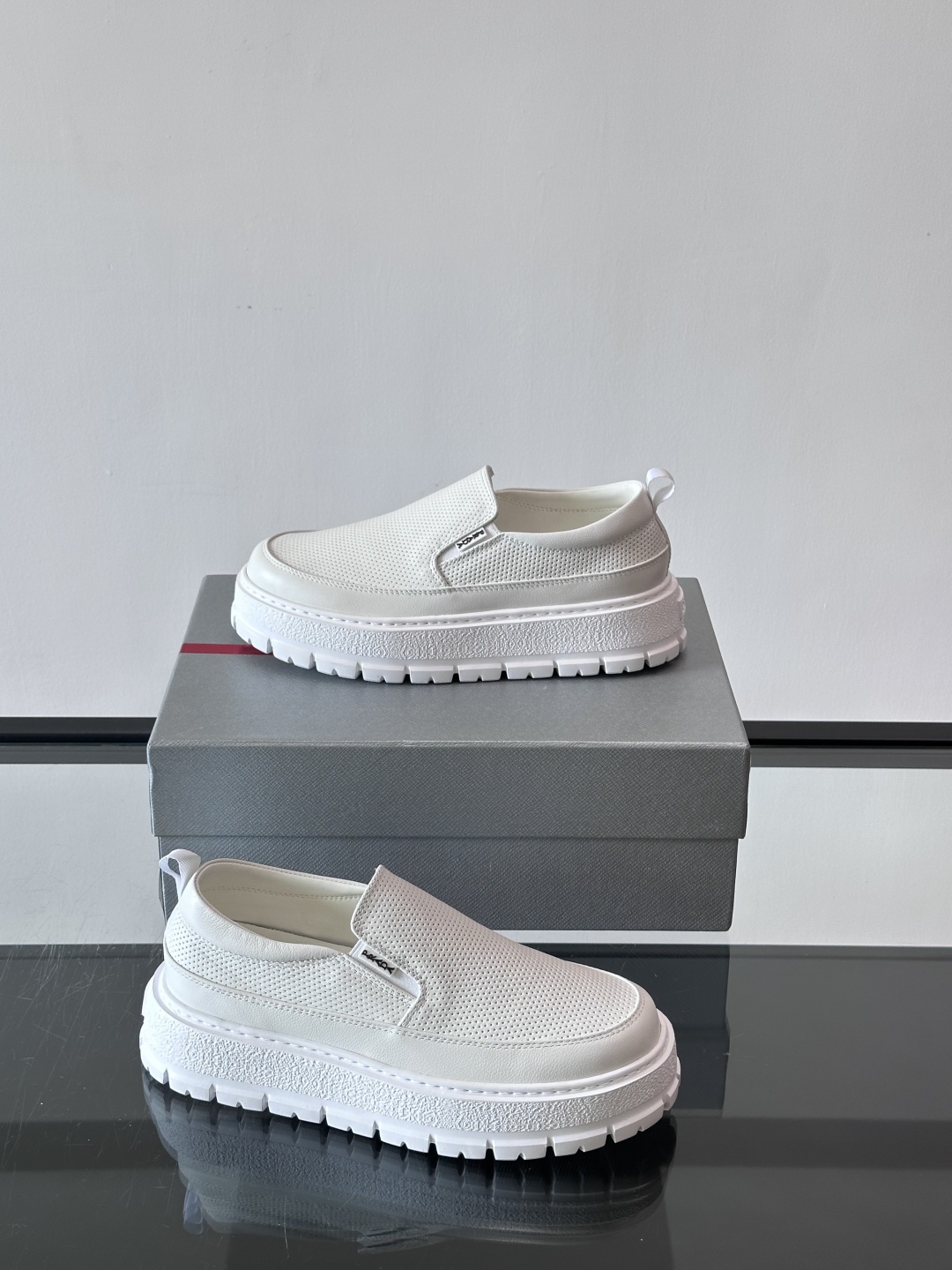 Prada/普拉达 男士新款一脚蹬懒人休闲鞋👟这款运动鞋采用光滑小牛皮革和摔纹牛皮拼接鞋面，一脚蹬乐福鞋