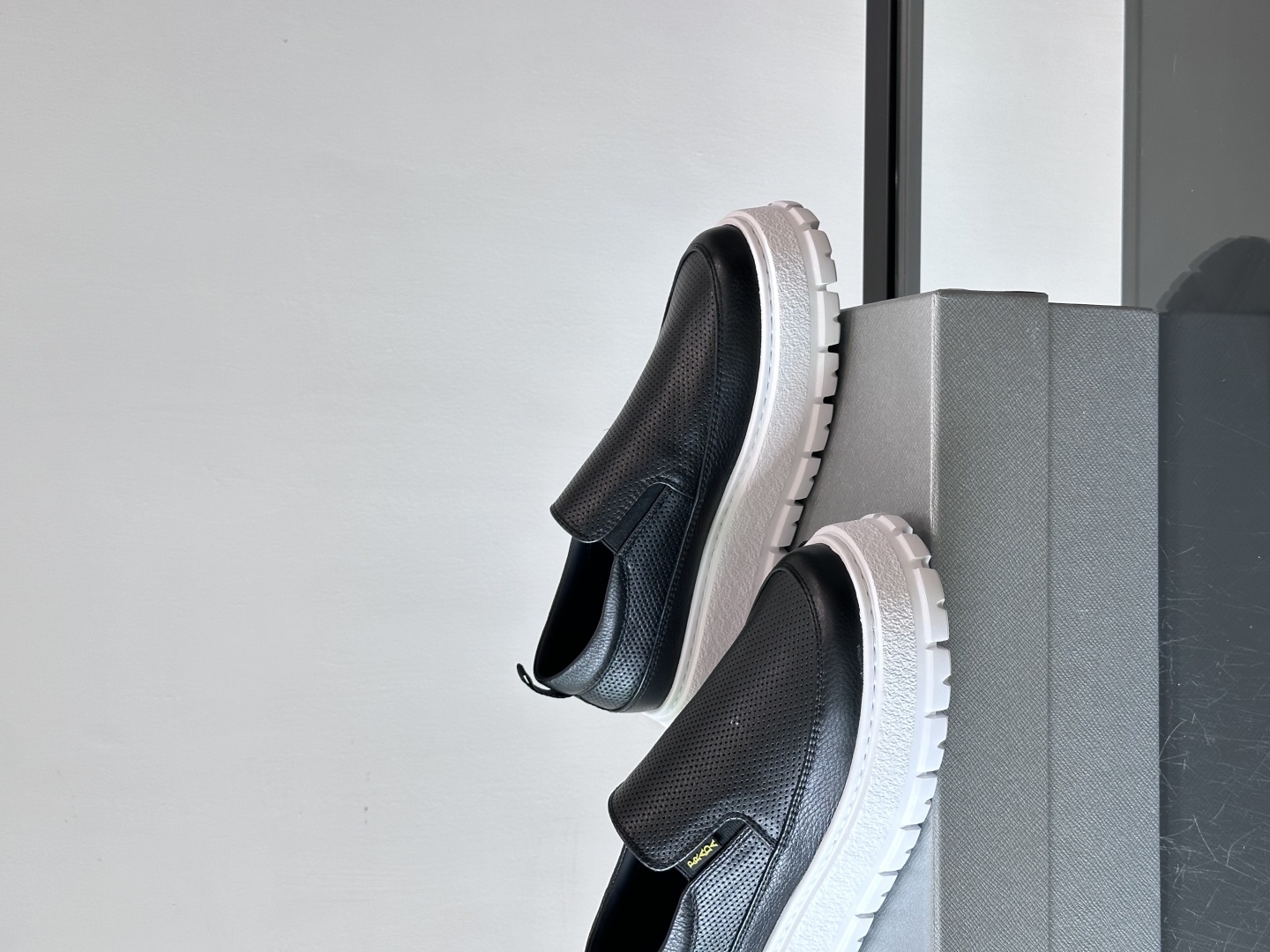 Prada/普拉达 男士新款一脚蹬懒人休闲鞋👟这款运动鞋采用光滑小牛皮革和摔纹牛皮拼接鞋面，一脚蹬乐福鞋