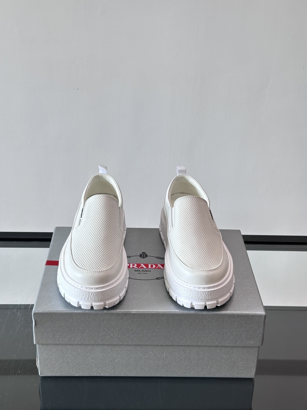 Prada/普拉达 男士新款一脚蹬懒人休闲鞋👟这款运动鞋采用光滑小牛皮革和摔纹牛皮拼接鞋面，一脚蹬乐福鞋