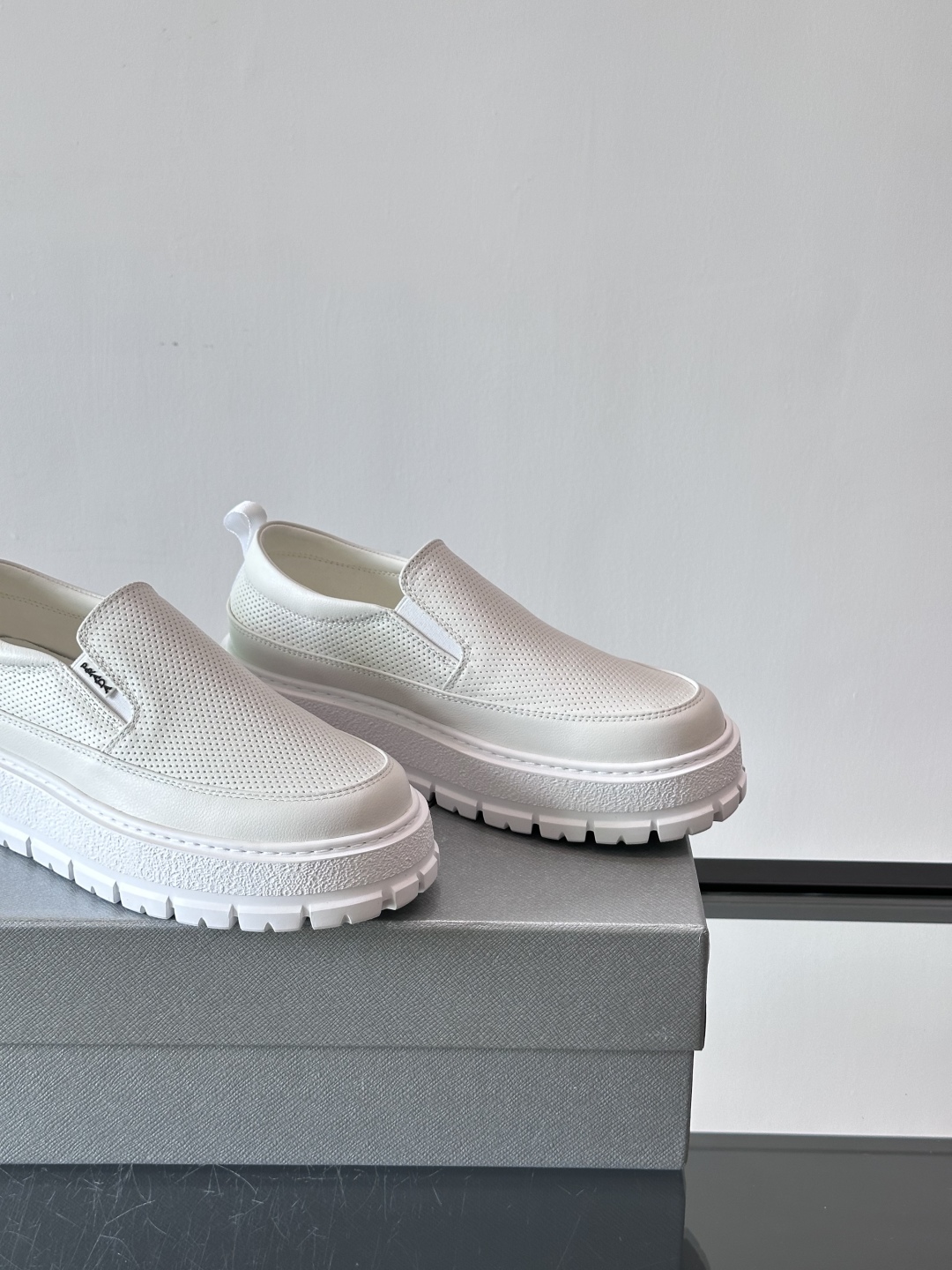 Prada/普拉达 男士新款一脚蹬懒人休闲鞋👟这款运动鞋采用光滑小牛皮革和摔纹牛皮拼接鞋面，一脚蹬乐福鞋