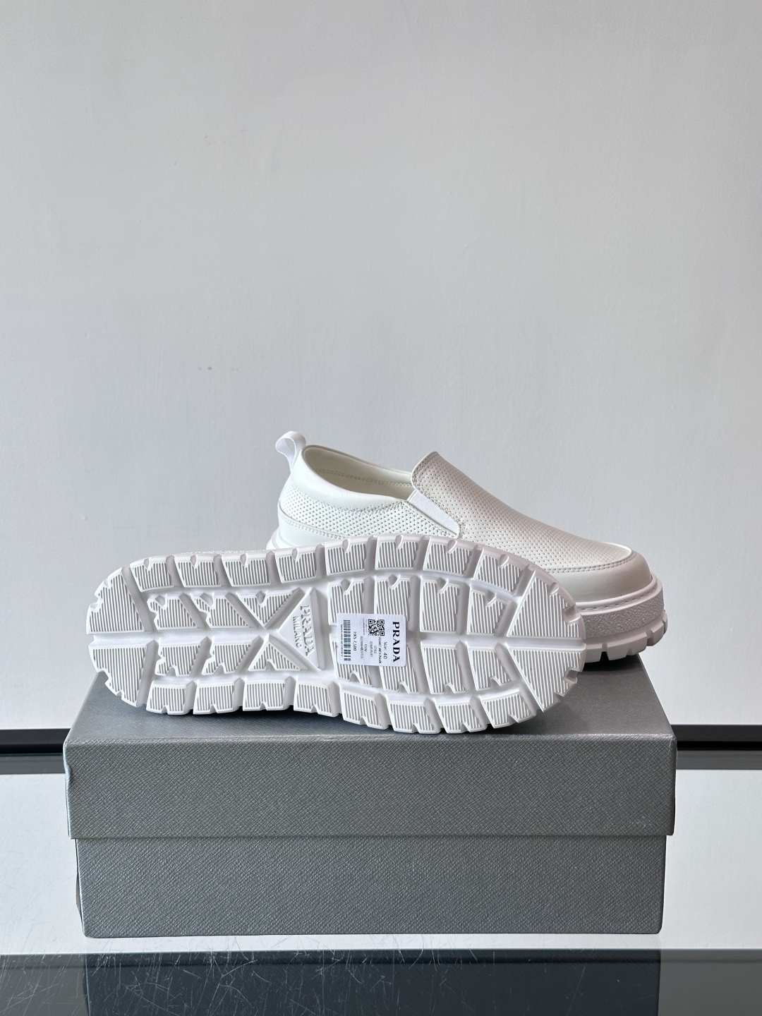 Prada/普拉达 男士新款一脚蹬懒人休闲鞋👟这款运动鞋采用光滑小牛皮革和摔纹牛皮拼接鞋面，一脚蹬乐福鞋