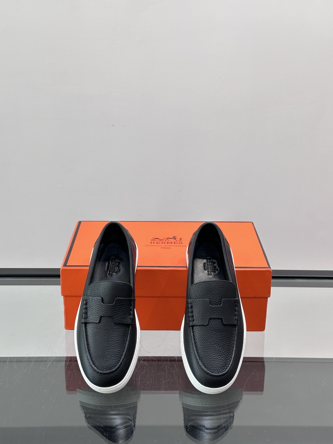 爱马仕 Job乐福鞋 👞麂皮山羊皮乐福鞋，搭配橡胶鞋底，经典“H”型鞋面。款式穿着感受舒适，打造休闲都市