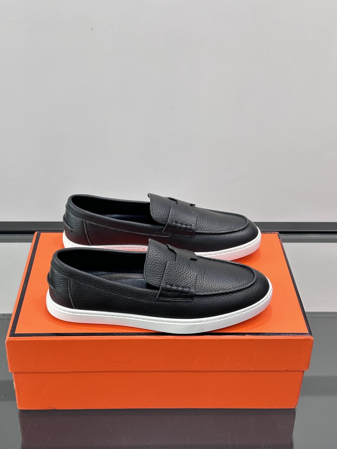 爱马仕 Job乐福鞋 👞麂皮山羊皮乐福鞋，搭配橡胶鞋底，经典“H”型鞋面。款式穿着感受舒适，打造休闲都市
