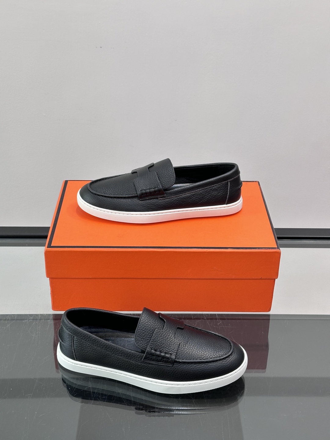 爱马仕 Job乐福鞋 👞麂皮山羊皮乐福鞋，搭配橡胶鞋底，经典“H”型鞋面。款式穿着感受舒适，打造休闲都市