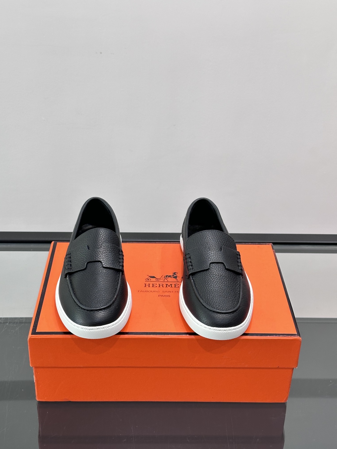 爱马仕 Job乐福鞋 👞麂皮山羊皮乐福鞋，搭配橡胶鞋底，经典“H”型鞋面。款式穿着感受舒适，打造休闲都市