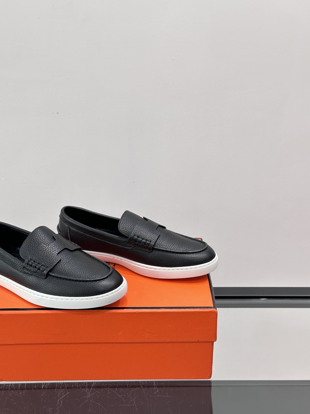 爱马仕 Job乐福鞋 👞麂皮山羊皮乐福鞋，搭配橡胶鞋底，经典“H”型鞋面。款式穿着感受舒适，打造休闲都市