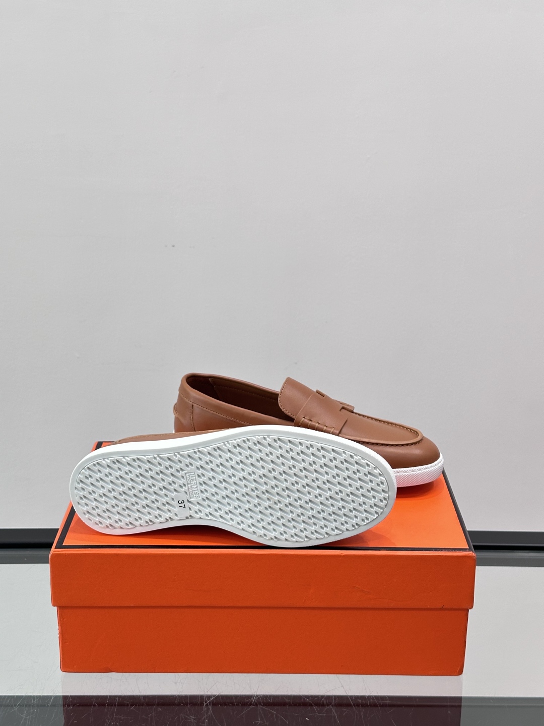 爱马仕 Job乐福鞋 👞麂皮山羊皮乐福鞋，搭配橡胶鞋底，经典“H”型鞋面。款式穿着感受舒适，打造休闲都市