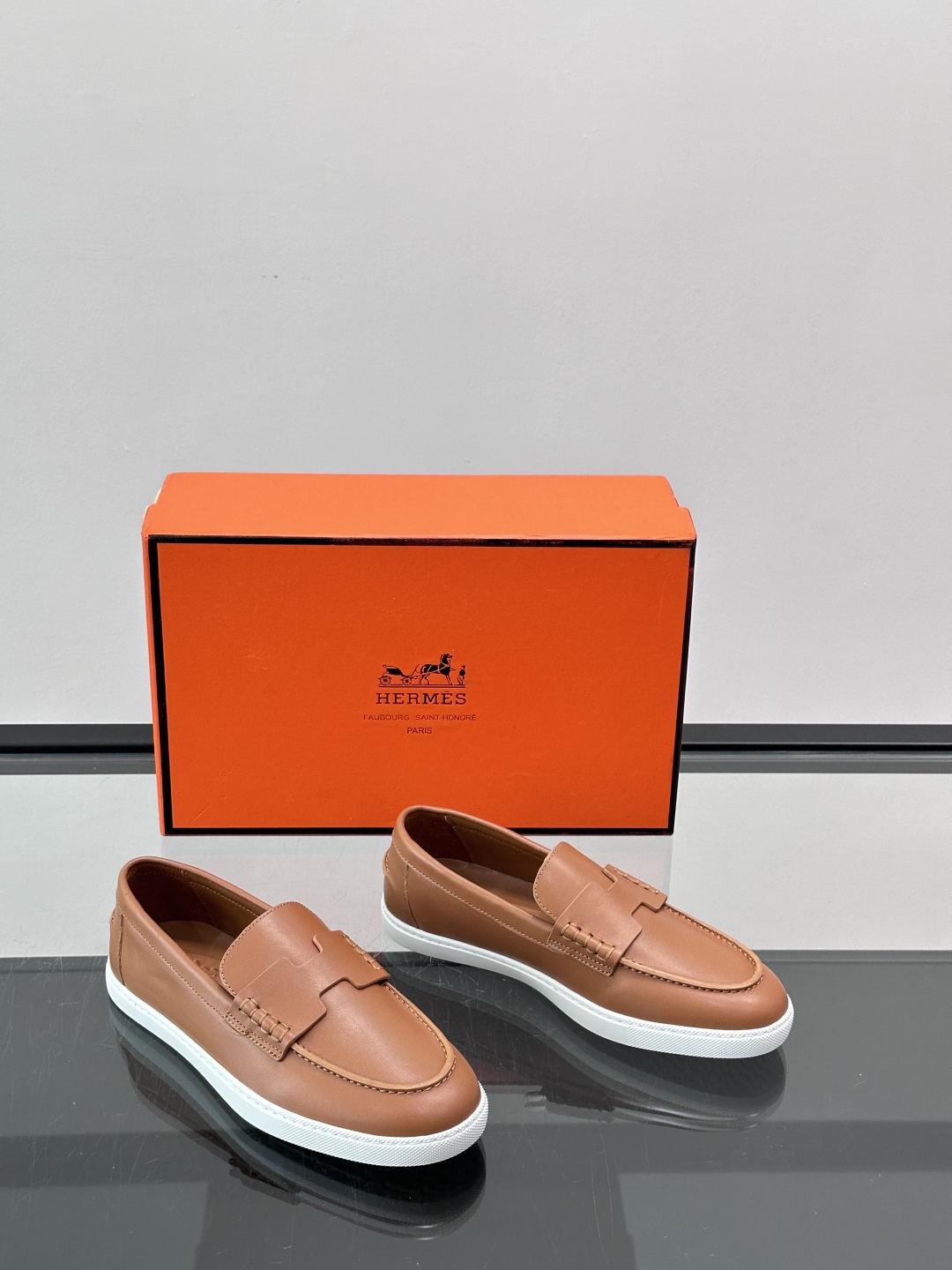 爱马仕 Job乐福鞋 👞麂皮山羊皮乐福鞋，搭配橡胶鞋底，经典“H”型鞋面。款式穿着感受舒适，打造休闲都市